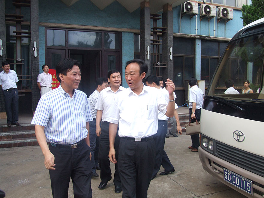 2008年7月20日宣董事长陪同常州市委市记范燕青参观公司1.jpg