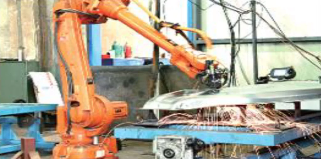 Le robot de coupe effectue automatiquement la coupe de la pièce de couverture